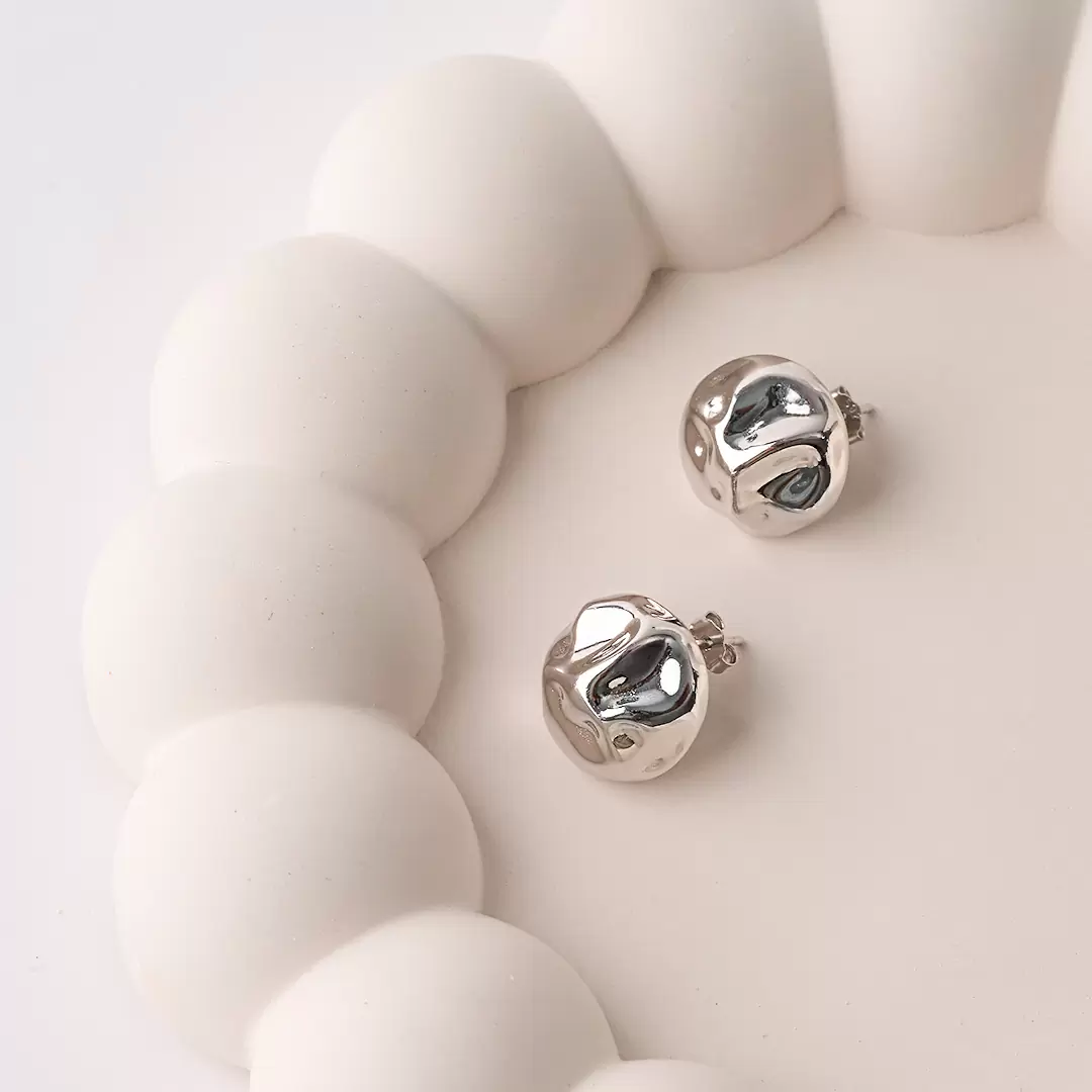 Возвращение минимализма: как носить лаконичные украшения и оставаться в тренде